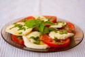 Салата Капрезе с домати, моцарела и босилек